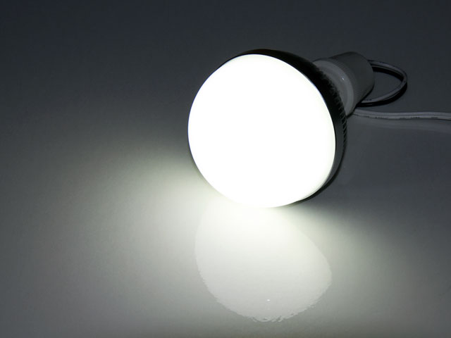 点灯写真（昼白色）：LEDボール電球・60〜80Wタイプ（口金：E26）