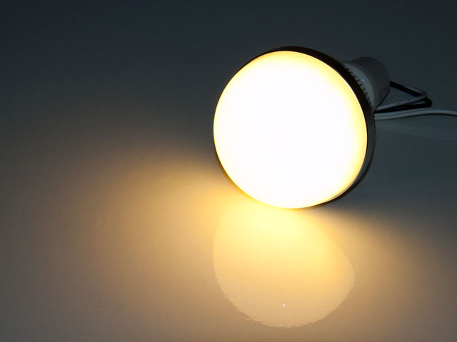 点灯写真（電球色）：LEDボール電球・60〜80Wタイプ（口金：E26）